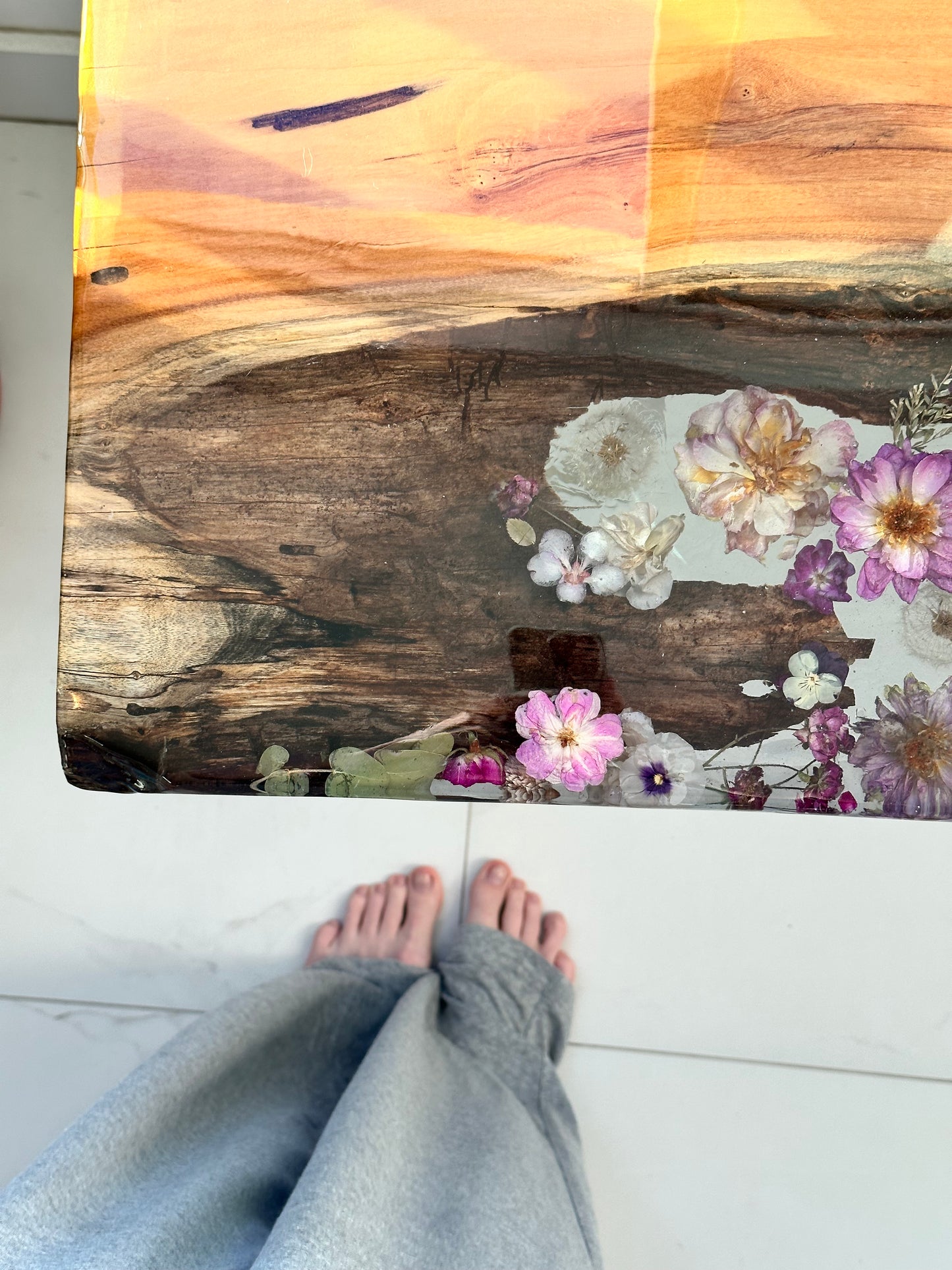 Mesa Aparador em Madeira Rústica e Resina com Flores Naturais