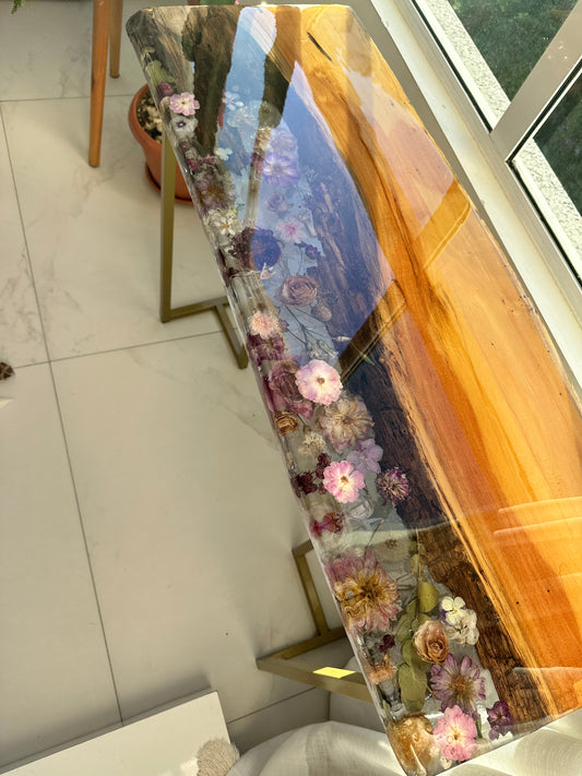 Mesa Aparador em Madeira Rústica e Resina com Flores Naturais