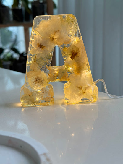 Luminária Letra A 10cm Flores Naturais
