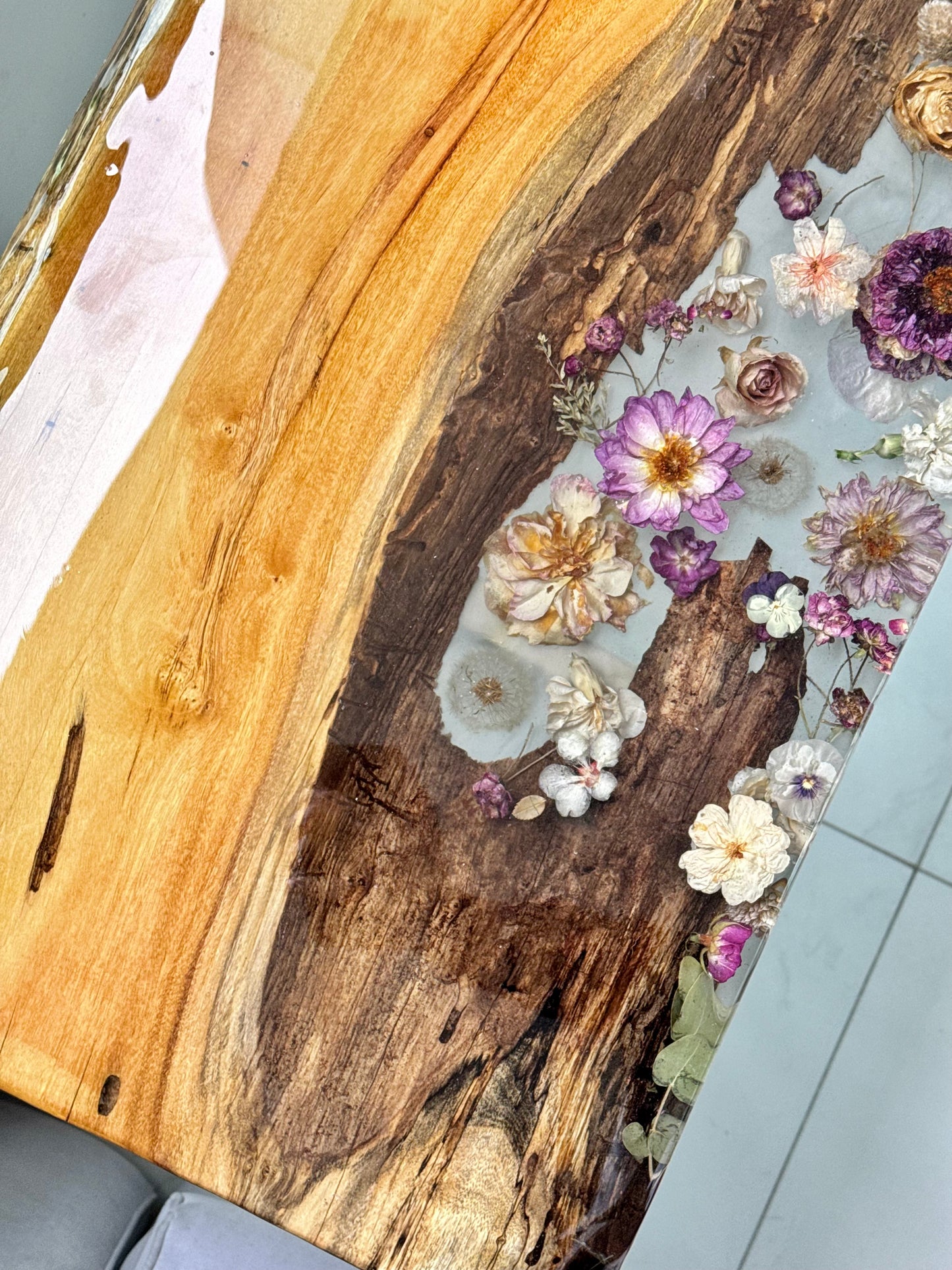 Mesa Aparador Forest com Madeira de Lei e Flores Eternizadas