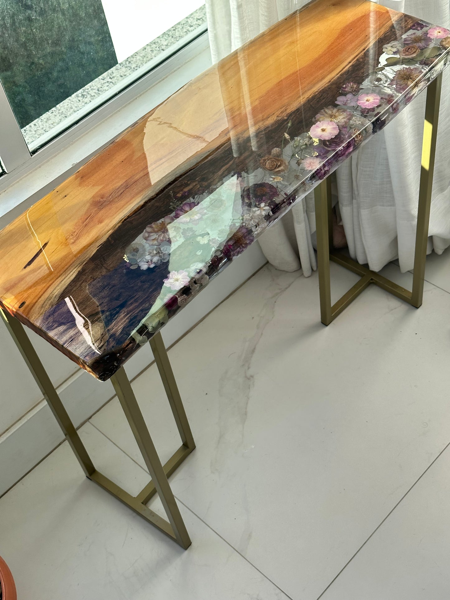 Mesa Aparador em Madeira Rústica e Resina com Flores Naturais