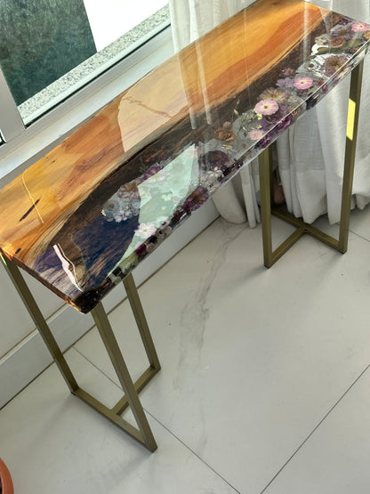 Mesa Aparador em Madeira Rústica e Resina com Flores Naturais