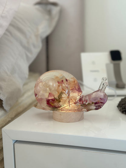 Luminária Escultura de Caracol com Flores naturais Molde Importado