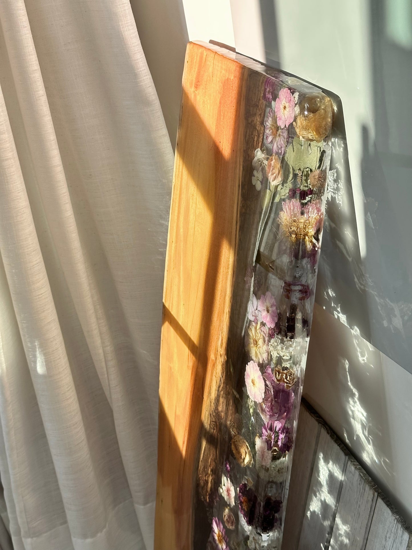 Mesa Aparador em Madeira Rústica e Resina com Flores Naturais