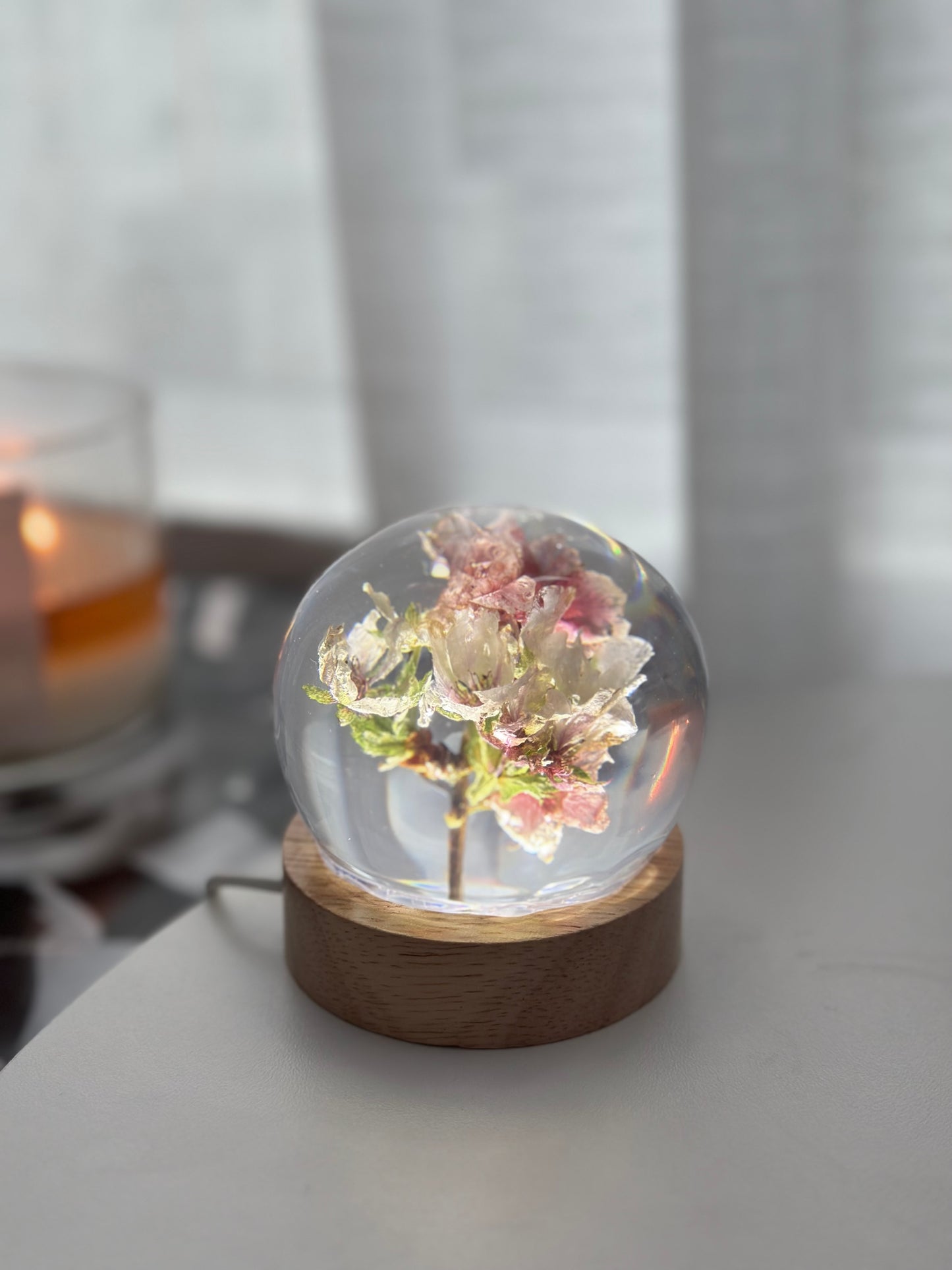 Esfera Iluminada com Flor de Cerejeira Real