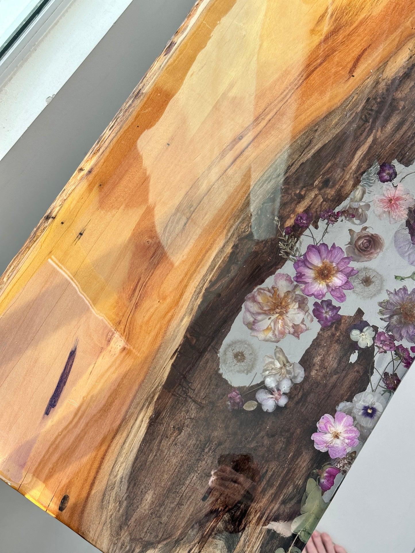 Mesa Aparador em Madeira Rústica e Resina com Flores Naturais