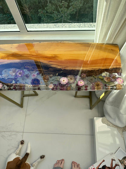 Mesa Aparador em Madeira Rústica e Resina com Flores Naturais