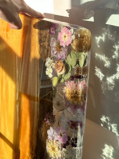 Mesa Aparador em Madeira Rústica e Resina com Flores Naturais