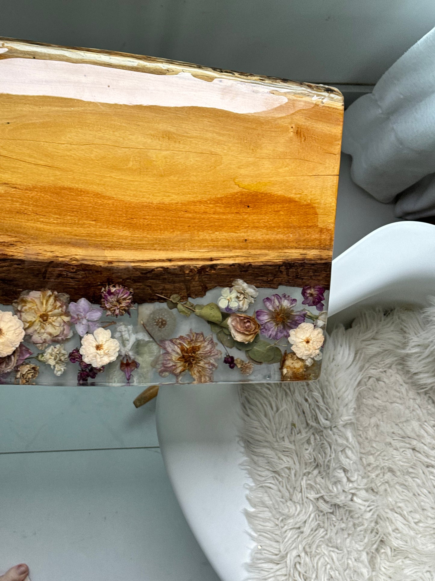 Mesa Aparador Forest com Madeira de Lei e Flores Eternizadas