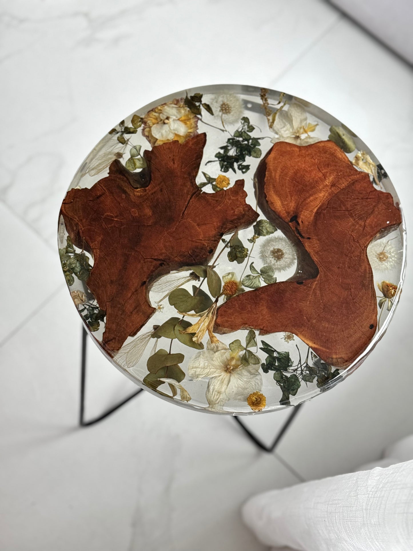 Mesa Lateral em Resina com Madeira Natural e Flores Preservas