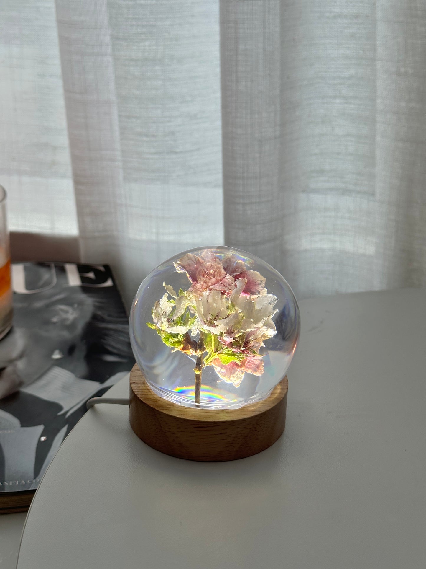 Esfera Iluminada com Flor de Cerejeira Real