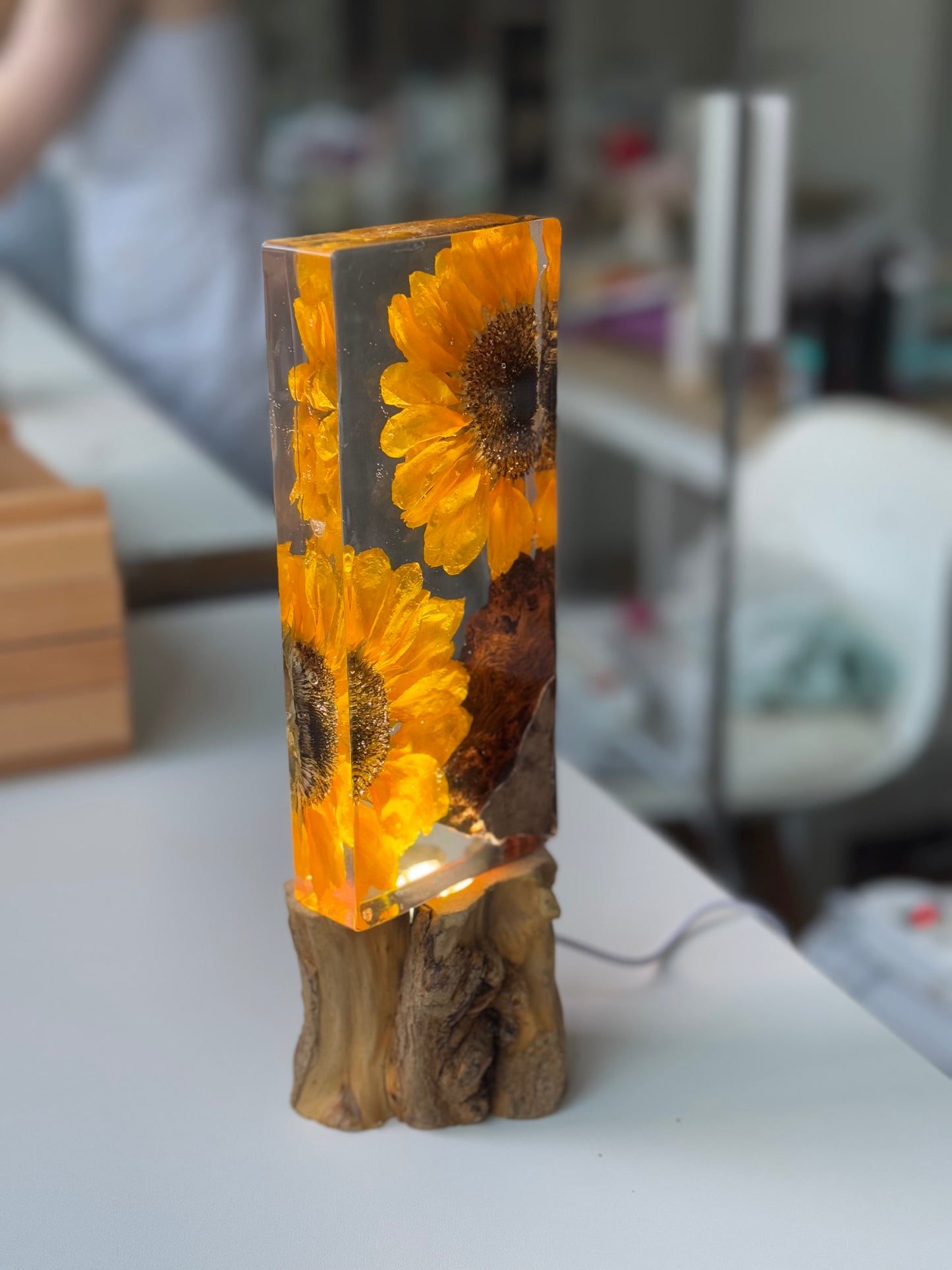 Luminária de Resina com Girassóis Naturais e Base em Madeira - Pronta Entrega