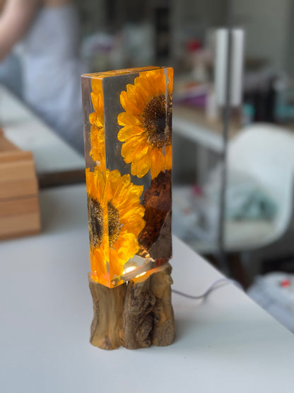 Luminária de Resina com Girassóis Naturais e Base em Madeira - Pronta Entrega