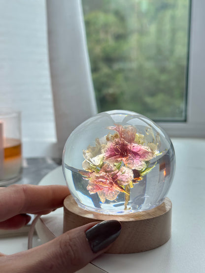 Esfera Iluminada com Flor de Cerejeira Real