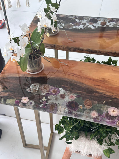 Mesa Aparador em Madeira Rústica e Resina com Flores Naturais