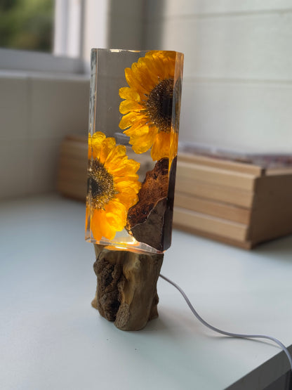 Luminária de Resina com Girassóis Naturais e Base em Madeira - Pronta Entrega
