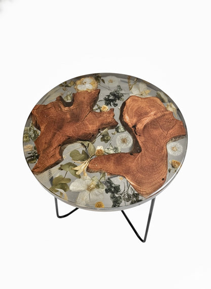 Mesa Lateral em Resina com Madeira Natural e Flores Preservas